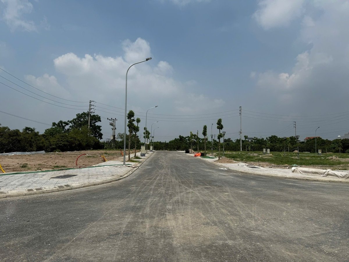 Việc xây dựng hạ tầng kỹ thuật khi chưa được giao đất của Ban quản lý dự án huyện Khoái Châu là vi phạm nghiêm trọng quy định pháp luật đất đai. Ảnh: Sơn Dũng. Việc xây dựng hạ tầng kỹ thuật khi chưa được giao đất của Ban quản lý dự án huyện Khoái Châu là vi phạm nghiêm trọng quy định pháp luật đất đai. Ảnh: Sơn Dũng.