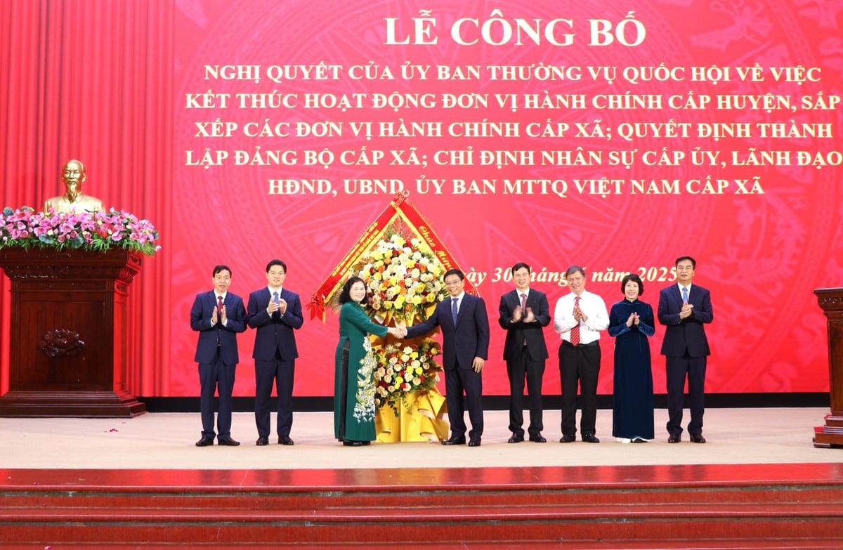 Bộ trưởng Bộ Tài chính Nguyễn Văn Thắng tặng hoa chúc mừng tỉnh Lai Châu đã hoàn thành việc tinh gọn bộ máy. Ảnh: P.L. Bộ trưởng Bộ Tài chính Nguyễn Văn Thắng tặng hoa chúc mừng tỉnh Lai Châu đã hoàn thành việc tinh gọn bộ máy. Ảnh: P.L.