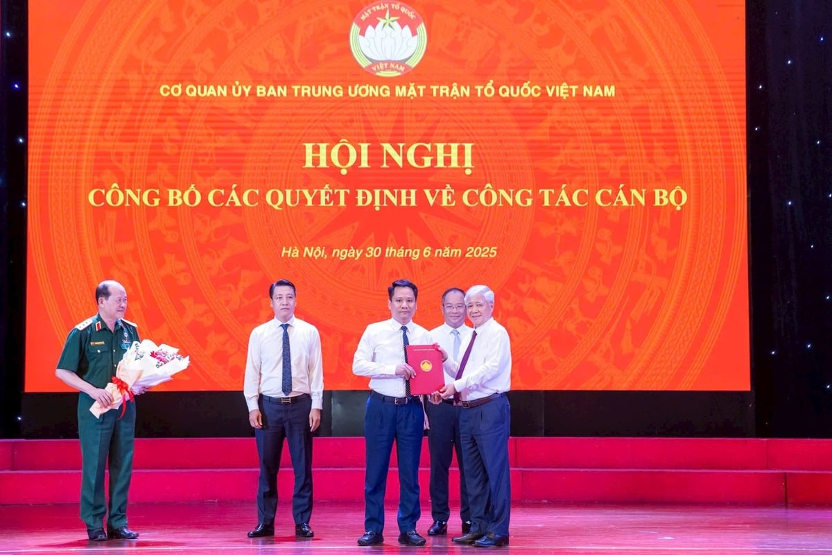 Ủy viên Bộ Chính trị, Bí thư Trung ương Đảng, Bí thư Đảng ủy MTTQ, các đoàn thể Trung ương, Chủ tịch Ủy ban Trung ương MTTQ Việt Nam Đỗ Văn Chiến trao quyết định bổ nhiệm nhà báo Trương Thành Trung, Uỷ viên Uỷ ban Trung ương MTTQ Việt Nam giữ chức vụ Tổng Biên tập báo Đại đoàn kết theo mô hình mới của MTTQ Việt Nam. Ảnh: Quang Vinh. Ủy viên Bộ Chính trị, Bí thư Trung ương Đảng, Bí thư Đảng ủy MTTQ, các đoàn thể Trung ương, Chủ tịch Ủy ban Trung ương MTTQ Việt Nam Đỗ Văn Chiến trao quyết định bổ nhiệm nhà báo Trương Thành Trung, Uỷ viên Uỷ ban Trung ương MTTQ Việt Nam giữ chức vụ Tổng Biên tập báo Đại đoàn kết theo mô hình mới của MTTQ Việt Nam. Ảnh: Quang Vinh.