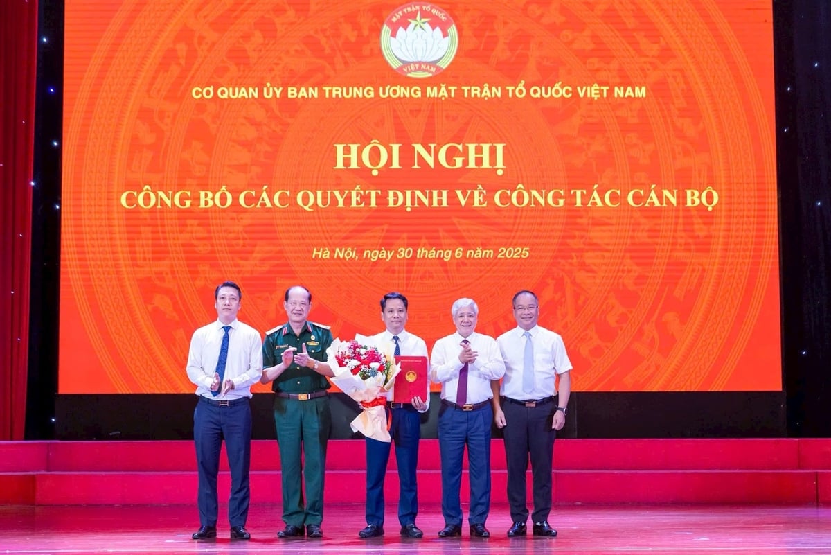 Ủy viên Bộ Chính trị, Bí thư Trung ương Đảng, Bí thư Đảng ủy MTTQ, các đoàn thể Trung ương, Chủ tịch Ủy ban Trung ương MTTQ Việt Nam Đỗ Văn Chiến; ông Bế Xuân Trường, Chủ tịch Hội Cựu chiến binh Việt Nam, Phó Thủ trưởng cơ quan UBTƯ MTTQ Việt Nam tặng hoa chúc mừng Ban Biên tập báo Đại đoàn kết. Ủy viên Bộ Chính trị, Bí thư Trung ương Đảng, Bí thư Đảng ủy MTTQ, các đoàn thể Trung ương, Chủ tịch Ủy ban Trung ương MTTQ Việt Nam Đỗ Văn Chiến; ông Bế Xuân Trường, Chủ tịch Hội Cựu chiến binh Việt Nam, Phó Thủ trưởng cơ quan UBTƯ MTTQ Việt Nam tặng hoa chúc mừng Ban Biên tập báo Đại đoàn kết.