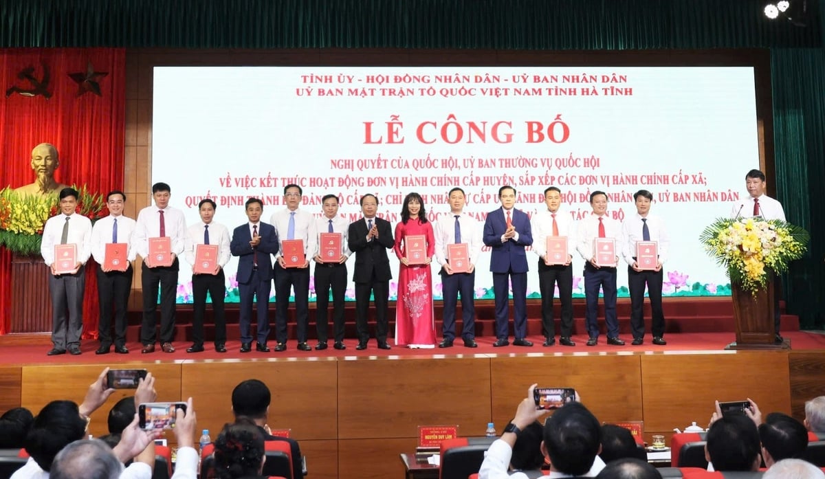 Tân Bí thư Đảng ủy, Chủ tịch HĐND các xã, phường sau sắp xếp nhận quyết định. Ảnh: Gia Hưng. Tân Bí thư Đảng ủy, Chủ tịch HĐND các xã, phường sau sắp xếp nhận quyết định. Ảnh: Gia Hưng.