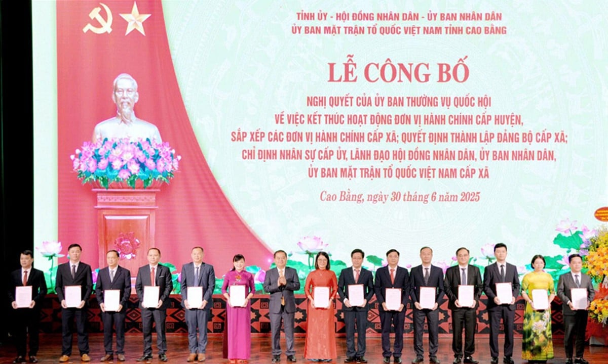 Bí thư Tỉnh ủy Cao Bằng Quản Minh Cường trao quyết định thành lập Đảng bộ xã, phường cho các Bí thư xã, phường. Ảnh: XĐ Bí thư Tỉnh ủy Cao Bằng Quản Minh Cường trao quyết định thành lập Đảng bộ xã, phường cho các Bí thư xã, phường. Ảnh: XĐ