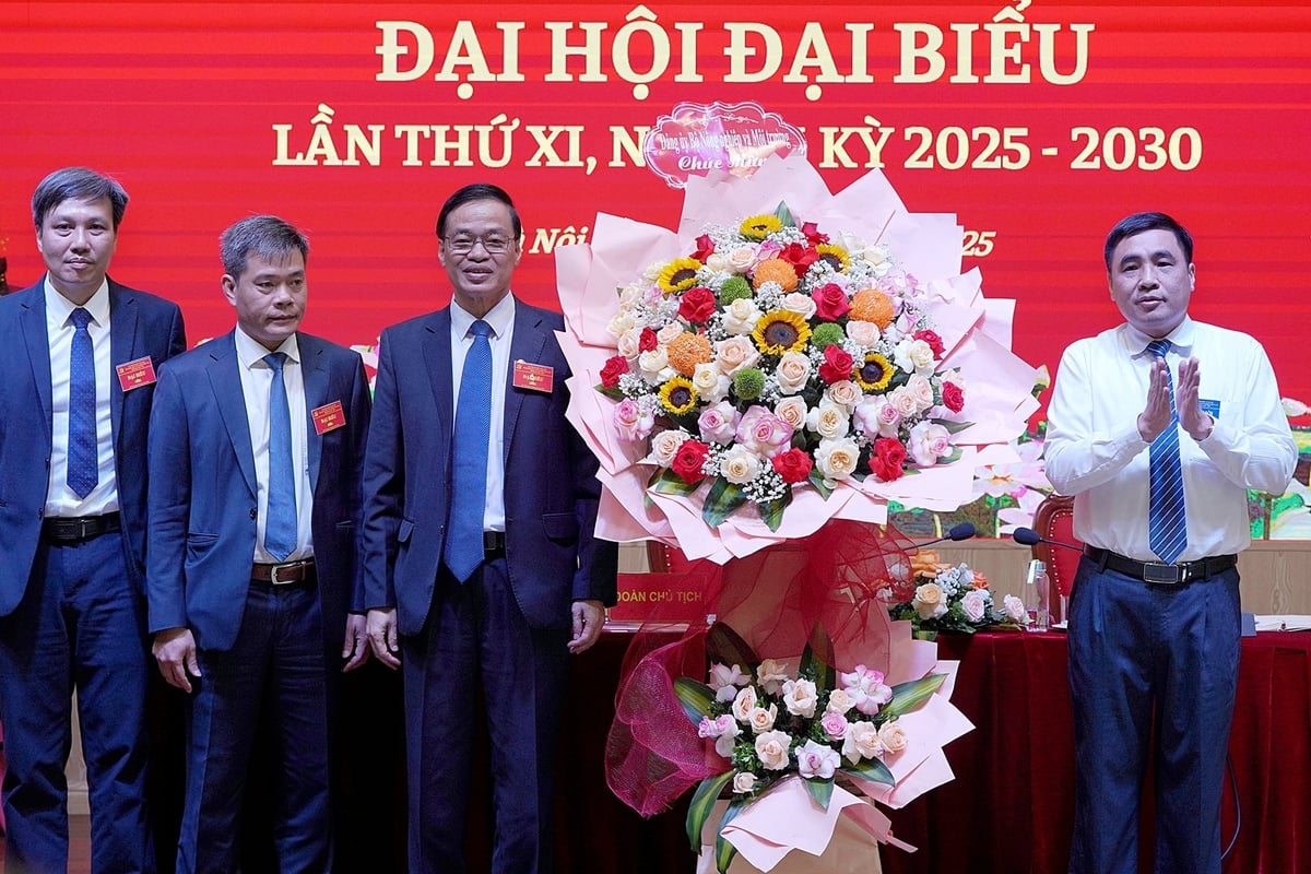 Thứ trưởng Nguyễn Quốc Trị tặng hoa, chúc mừng đại hội. Ảnh: Bảo Thắng. Thứ trưởng Nguyễn Quốc Trị tặng hoa, chúc mừng đại hội. Ảnh: Bảo Thắng.