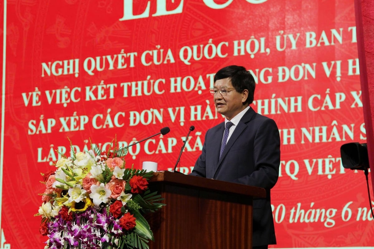 Chủ tịch UBND tỉnh Điện Biên Lê Thành Đô thông qua quyết định về chức danh bí thư, phó bí thư cấp xã, phường. Ảnh: Trần Hương. Chủ tịch UBND tỉnh Điện Biên Lê Thành Đô thông qua quyết định về chức danh bí thư, phó bí thư cấp xã, phường. Ảnh: Trần Hương.