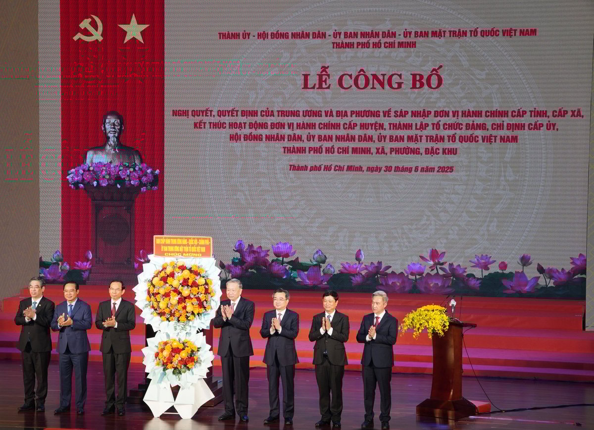 Tổng Bí thư Tô Lâm trao lẵng hoa chúc mừng của Ban Chấp hành Trung ương Đảng - Quốc hội - Chính phủ - Ủy ban MTTQ Việt Nam cho Ban chấp hành Đảng bộ TP.HCM, nhiệm kỳ 2020-2025. Ảnh: Nguyễn Thủy.