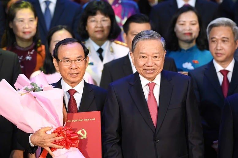 Tổng Bí thư Tô Lâm cùng ông Nguyễn Văn Nên, Ủy viên Bộ Chính trị, Bí thư Thành ủy TPHCM và các đồng chí trong ban lãnh đạo TPHCM. Ảnh: VGP. Tổng Bí thư Tô Lâm cùng ông Nguyễn Văn Nên, Ủy viên Bộ Chính trị, Bí thư Thành ủy TPHCM và các đồng chí trong ban lãnh đạo TPHCM. Ảnh: VGP.