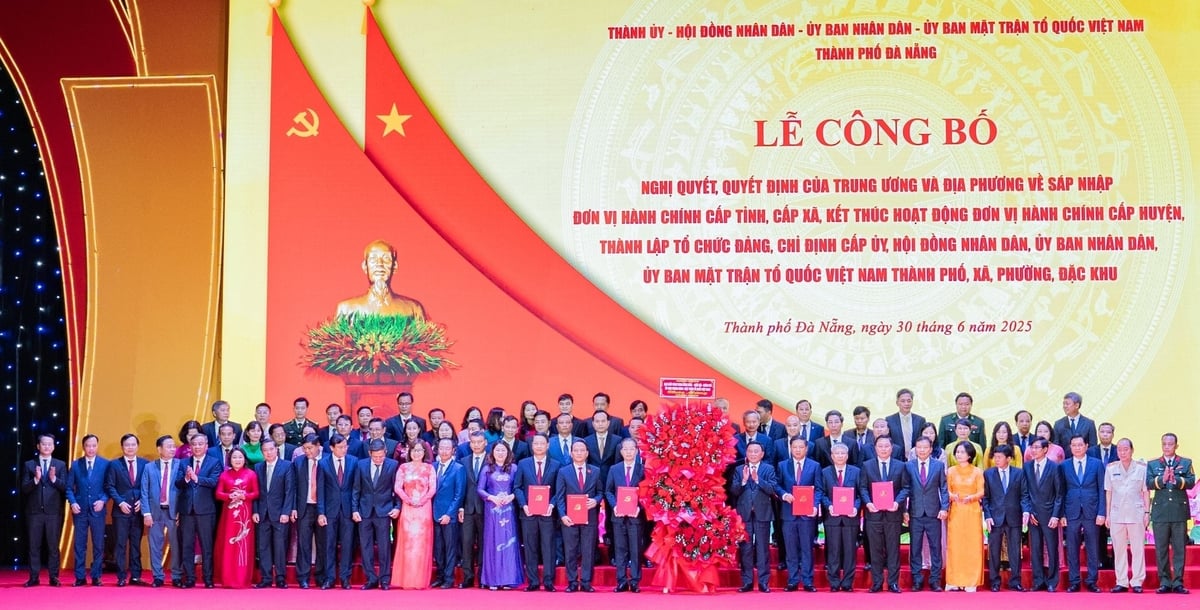 Thường trực Ban Bí thư Trung ương Đảng Trần Cẩm Tú trao quyết định sáp nhập tỉnh, thành phố, xã, phường, đặc khu cho lãnh đạo TP Đà Nẵng mới. Ảnh: Lan Anh. Thường trực Ban Bí thư Trung ương Đảng Trần Cẩm Tú trao quyết định sáp nhập tỉnh, thành phố, xã, phường, đặc khu cho lãnh đạo TP Đà Nẵng mới. Ảnh: Lan Anh.