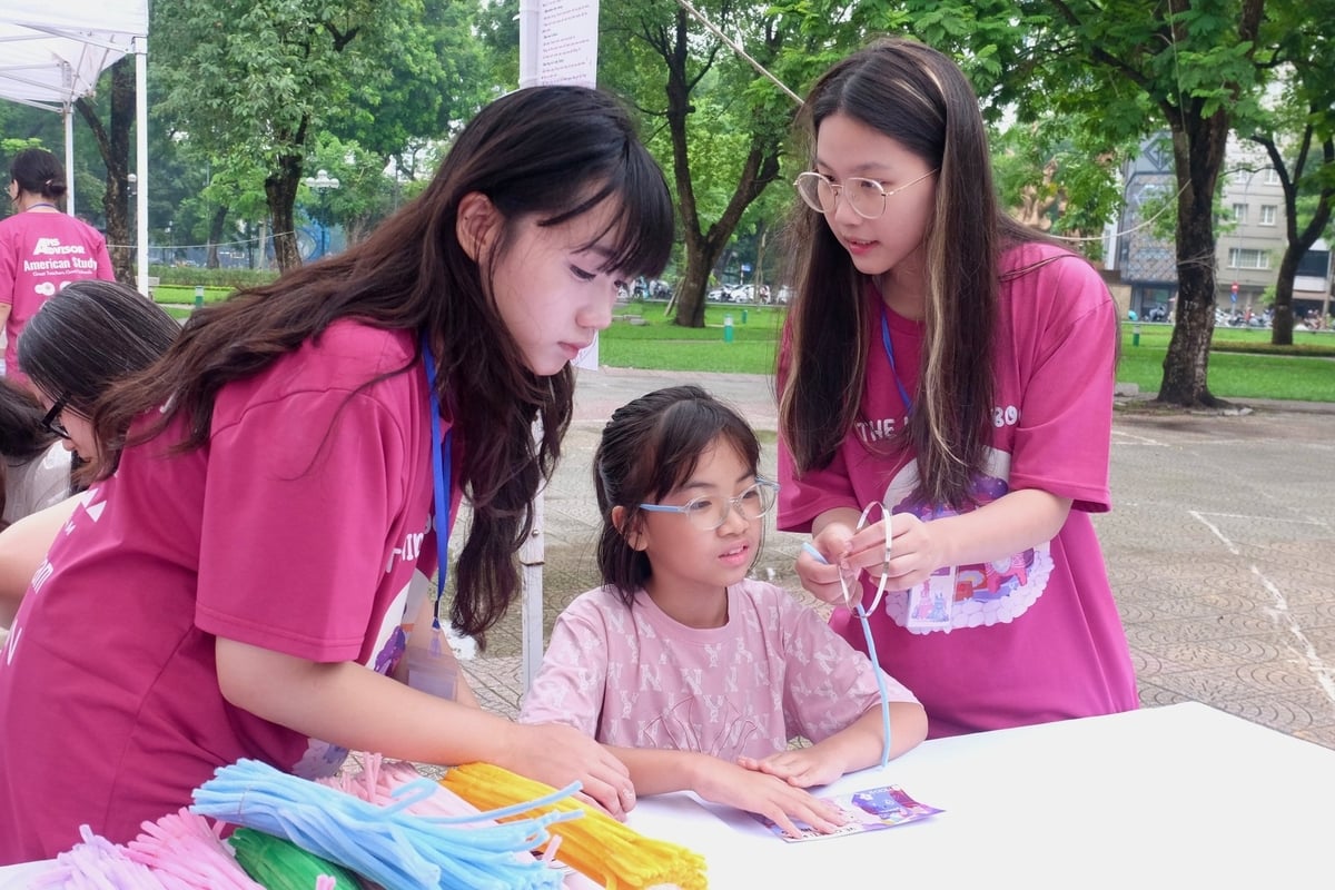 Tại khu thủ công Jingle – Jangle, người tham gia có thể tự tay tạo nên những sản phẩm mang dấu ấn cá nhân. Ảnh: Ams Advisor. Tại khu thủ công Jingle – Jangle, người tham gia có thể tự tay tạo nên những sản phẩm mang dấu ấn cá nhân. Ảnh: Ams Advisor.