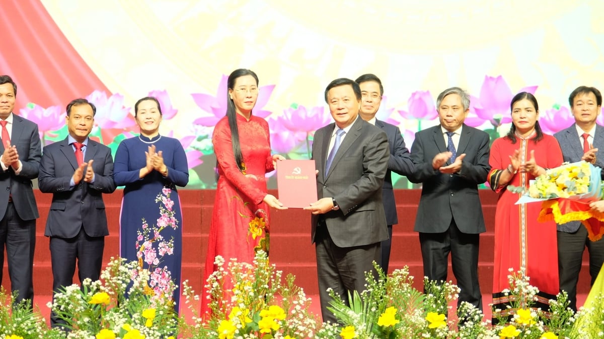 Ông Nguyễn Xuân Thắng, Ủy viên Bộ Chính trị, Giám đốc Học viện Chính trị quốc gia Hồ Chí Minh trao quyết định cho Ban Thường vụ Tỉnh ủy Quảng Ngãi. Ảnh: Võ Hà. Ông Nguyễn Xuân Thắng, Ủy viên Bộ Chính trị, Giám đốc Học viện Chính trị quốc gia Hồ Chí Minh trao quyết định cho Ban Thường vụ Tỉnh ủy Quảng Ngãi. Ảnh: Võ Hà.