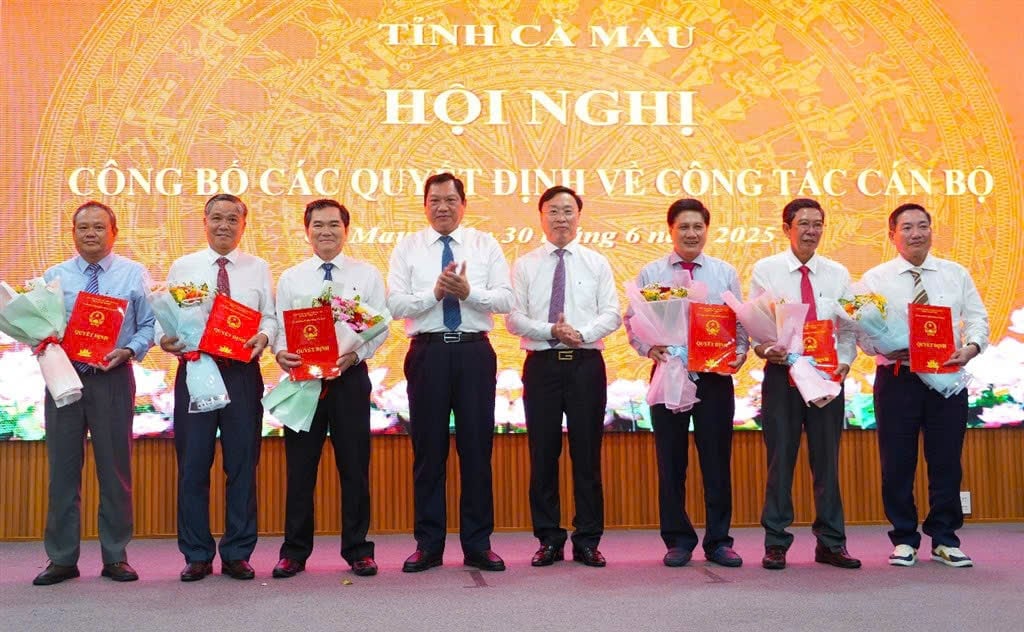 Phó Chủ tịch UBND tỉnh Lâm Văn Bi (thứ 4 từ trái sang) và Phó Chủ tịch UBND tỉnh Huỳnh Hữu Trí (thứ 5 từ trái sang) trao các Quyết định cho các đồng chí lãnh đạo các cơ quan, đơn vị cấp tỉnh nghỉ chính sách. Ảnh: Trọng Linh.