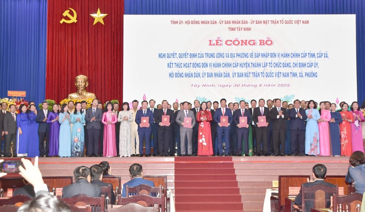 Trao các Quyết định về nhân sự lãnh đạo tỉnh Tây Ninh (mới). Ảnh: Thanh Bạch. Trao các Quyết định về nhân sự lãnh đạo tỉnh Tây Ninh (mới). Ảnh: Thanh Bạch.