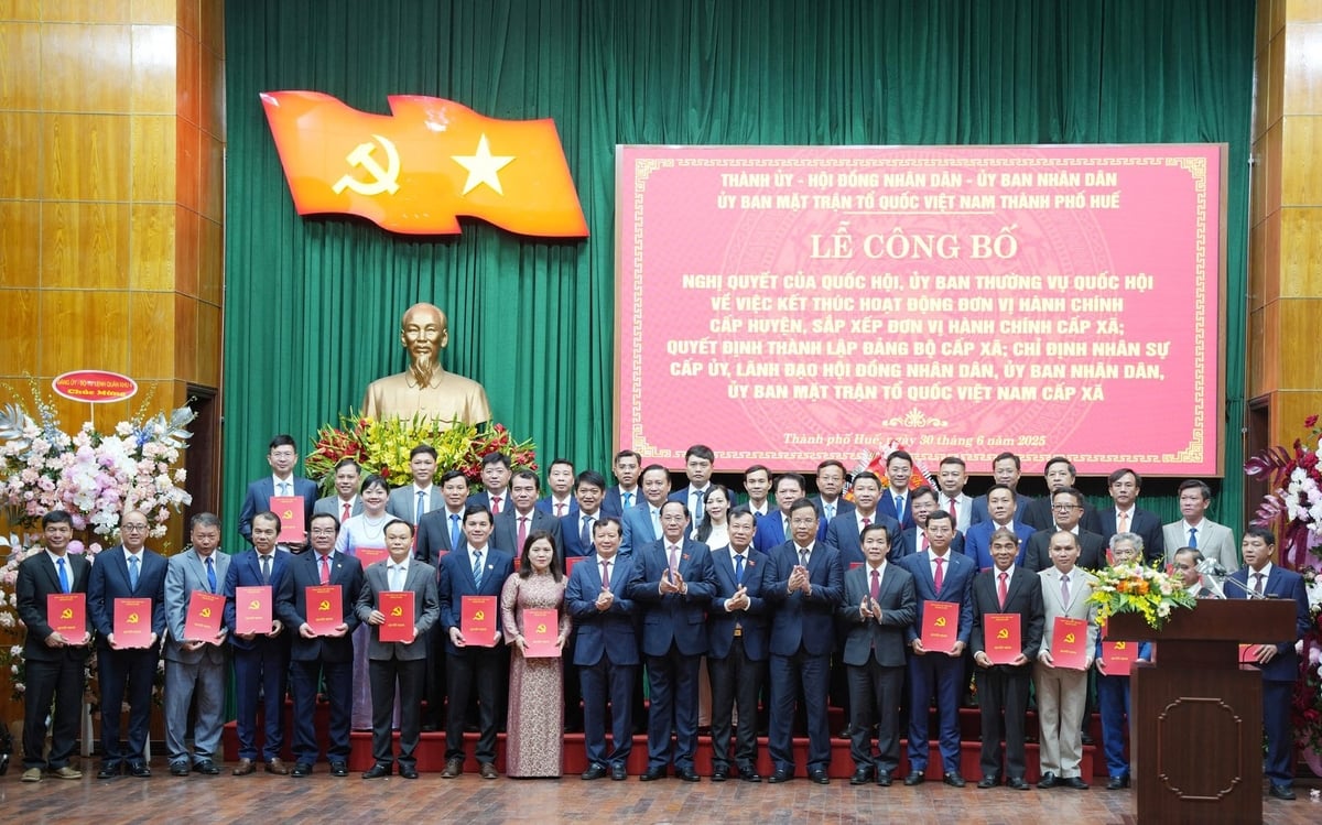 TP Huế công bố quyết định của Ban Thường vụ Thành ủy Huế về thành lập Đảng bộ cấp xã, chỉ định nhân sự cấp ủy, lãnh đạo HĐND, UBND, Ủy ban MTTQVN cấp xã. Ảnh: V.D TP Huế công bố quyết định của Ban Thường vụ Thành ủy Huế về thành lập Đảng bộ cấp xã, chỉ định nhân sự cấp ủy, lãnh đạo HĐND, UBND, Ủy ban MTTQVN cấp xã. Ảnh: V.D