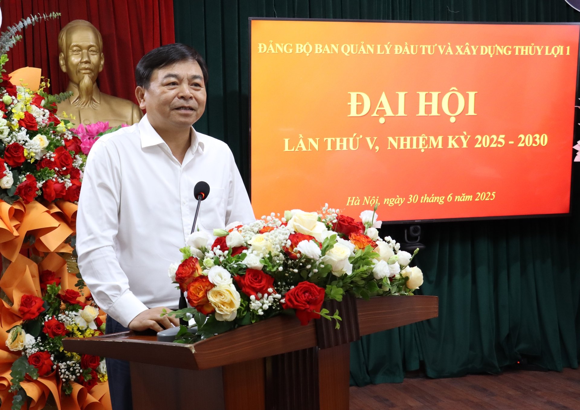 Thứ trưởng Nguyễn Hoàng Hiệp ghi nhận và biểu dương những nỗ lực vượt khó của Ban Quản lý Đầu tư và Xây dựng Thủy lợi 1 trong nhiệm kỳ qua. Ảnh: Nguyễn Thủy. Thứ trưởng Nguyễn Hoàng Hiệp ghi nhận và biểu dương những nỗ lực vượt khó của Ban Quản lý Đầu tư và Xây dựng Thủy lợi 1 trong nhiệm kỳ qua. Ảnh: Nguyễn Thủy.