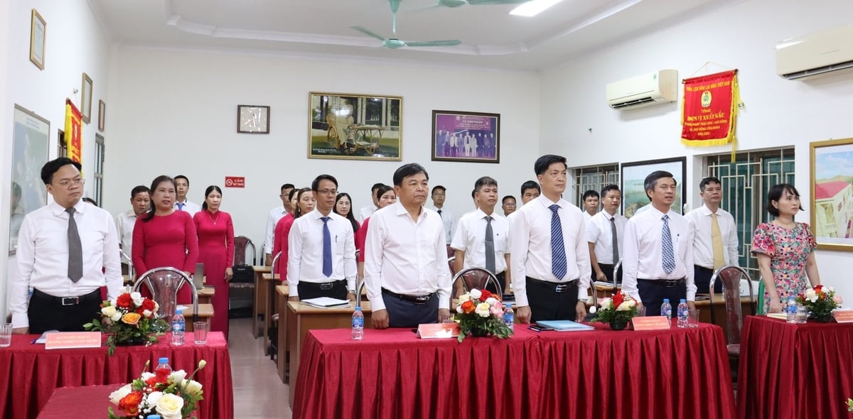 Các đại biểu chào cờ khai mạc Đại hội Đảng bộ Ban 1, nhiệm kỳ 2025-2030. Ảnh: Nguyễn Thủy. Các đại biểu chào cờ khai mạc Đại hội Đảng bộ Ban 1, nhiệm kỳ 2025-2030. Ảnh: Nguyễn Thủy.