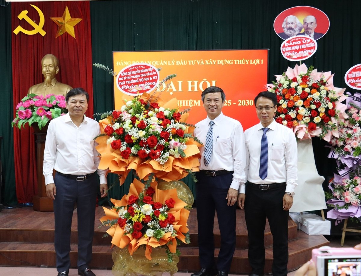 Phó Bí thư Thường trực Đảng ủy, Thứ trưởng Bộ NN-MT Nguyễn Hoàng Hiệp tặng hoa, chúc mừng thành công Đại hội Đảng bộ Ban Quản lý Đầu tư và Xây dựng Thủy lợi 1, nhiệm kỳ 2025-2030. Ảnh: Nguyễn Thủy. Phó Bí thư Thường trực Đảng ủy, Thứ trưởng Bộ NN-MT Nguyễn Hoàng Hiệp tặng hoa, chúc mừng thành công Đại hội Đảng bộ Ban Quản lý Đầu tư và Xây dựng Thủy lợi 1, nhiệm kỳ 2025-2030. Ảnh: Nguyễn Thủy.