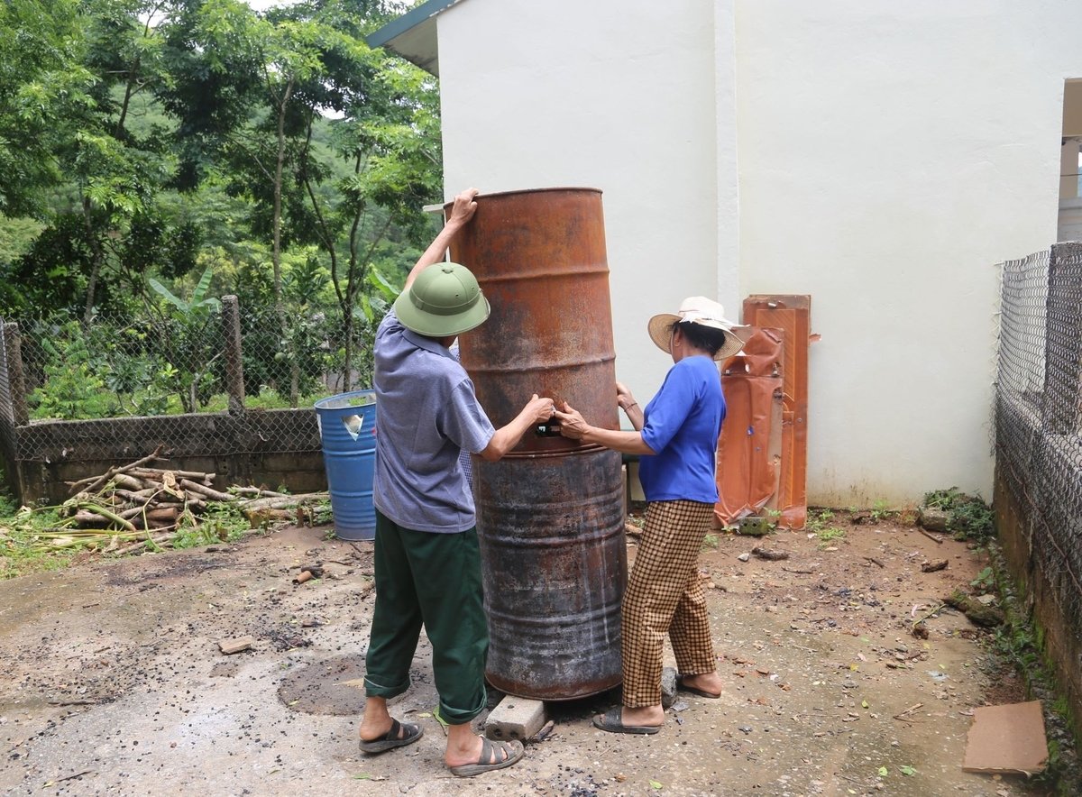 Lò đốt than sinh học từ 2 thùng phi chồng lên nhau, phương pháp sản xuất đơn giản, dễ làm. Ảnh: Trung Nguyên. Lò đốt than sinh học từ 2 thùng phi chồng lên nhau, phương pháp sản xuất đơn giản, dễ làm. Ảnh: Trung Nguyên.