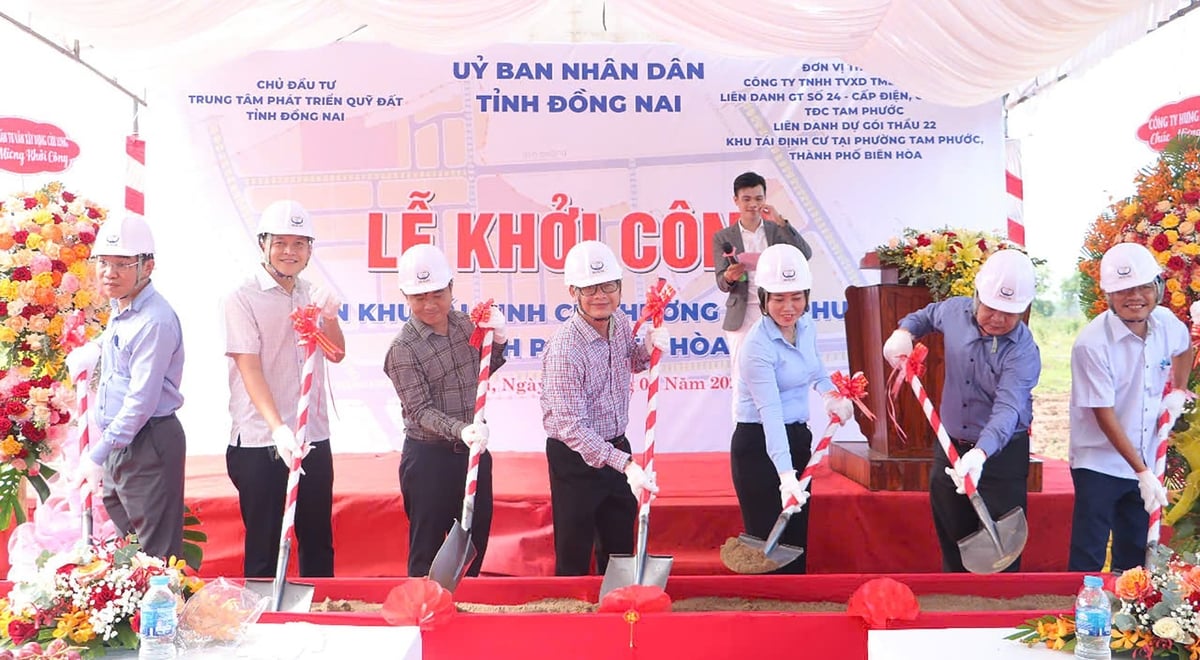 Các đại biểu cùng thực hiện nghi thức khởi công Dự án Khu tái định cư phường Tam Phước, tỉnh Đồng Nai. Ảnh: CTV. Các đại biểu cùng thực hiện nghi thức khởi công Dự án Khu tái định cư phường Tam Phước, tỉnh Đồng Nai. Ảnh: CTV.