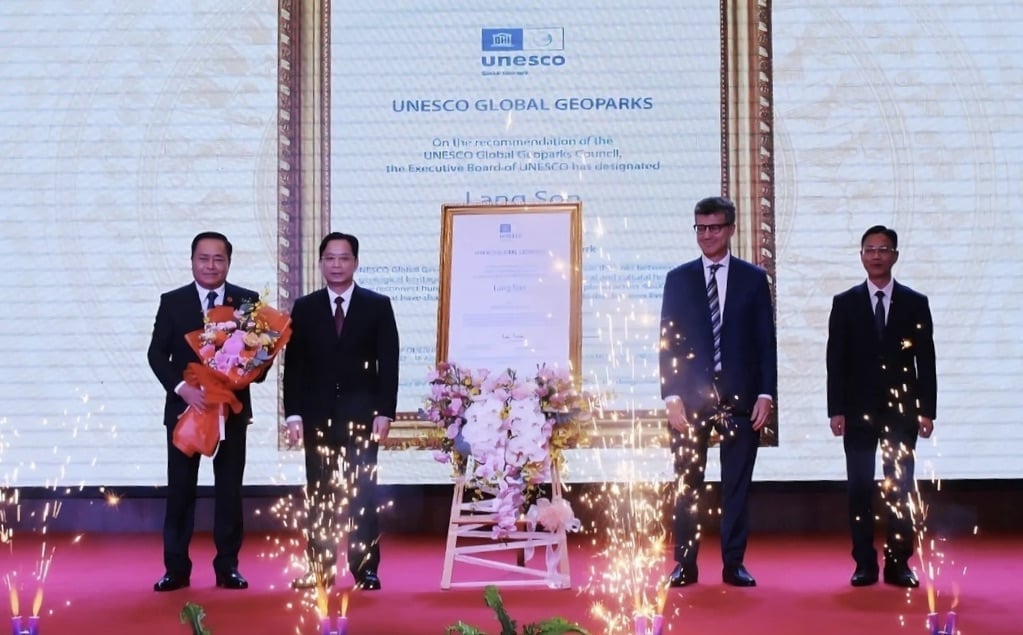 Mr. Jonathan Wallace Baker – Chief Representative of UNESCO in Vietnam (second from the right) presents the certificate recognizing Lang Son as a UNESCO Global Geopark to the province. Photo: Hoang Nghia.