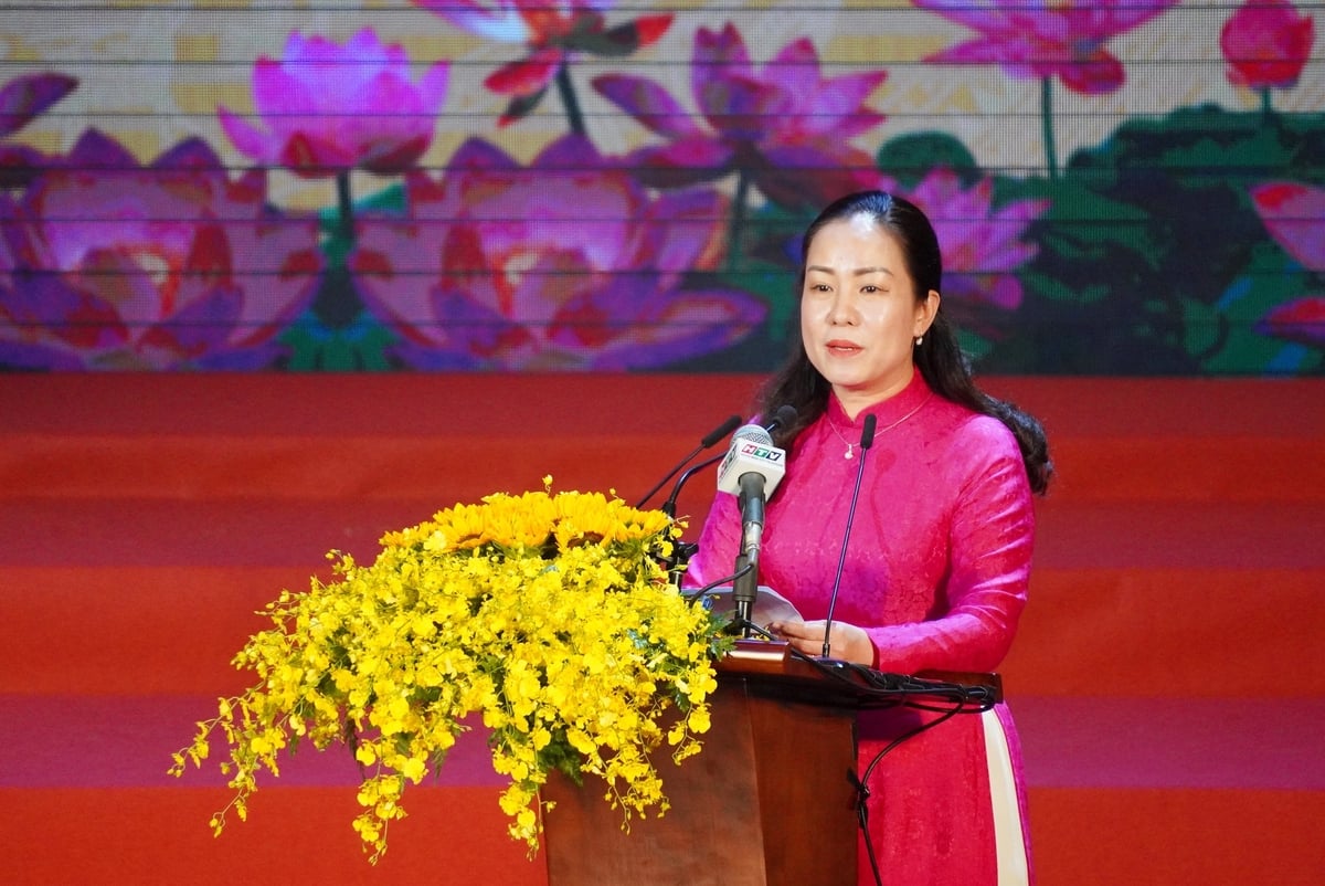 Bí thư Đảng ủy phường Bình Quới Đỗ Thị Minh Quân thay mặt 168 Bí thư Đảng ủy phường, xã, đặc khu trên địa bàn TP.HCM mới phát biểu trong buổi lễ nhận nhiệm vụ mới. Ảnh: Nguyễn Thủy. Bí thư Đảng ủy phường Bình Quới Đỗ Thị Minh Quân thay mặt 168 Bí thư Đảng ủy phường, xã, đặc khu trên địa bàn TP.HCM mới phát biểu trong buổi lễ nhận nhiệm vụ mới. Ảnh: Nguyễn Thủy.
