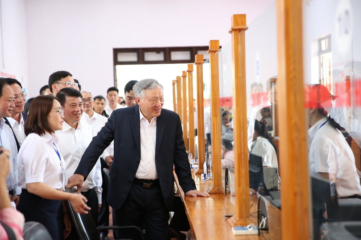 Phó Thủ tướng Thường trực Chính phủ Nguyễn Hòa Bình thăm khu vực hành chính công thuộc xã Đức Trọng mới, tỉnh Lâm Đồng mới. Ảnh: TH. Phó Thủ tướng Thường trực Chính phủ Nguyễn Hòa Bình thăm khu vực hành chính công thuộc xã Đức Trọng mới, tỉnh Lâm Đồng mới. Ảnh: TH.
