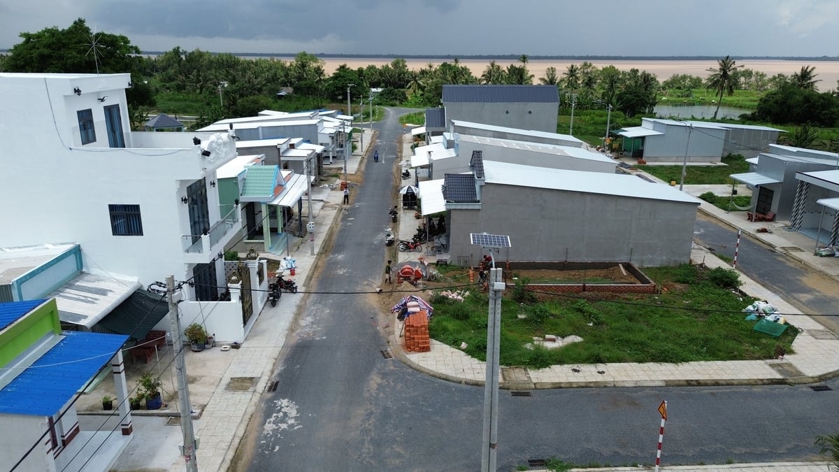 Khu tái định cư mới tại xã Định An, huyện Trà Cú, tỉnh Trà Vinh được xây dựng nhằm ổn định cuộc sống cho người dân vùng sạt lở ven sông. Ảnh: Hồ Thảo. Khu tái định cư mới tại xã Định An, huyện Trà Cú, tỉnh Trà Vinh được xây dựng nhằm ổn định cuộc sống cho người dân vùng sạt lở ven sông. Ảnh: Hồ Thảo.