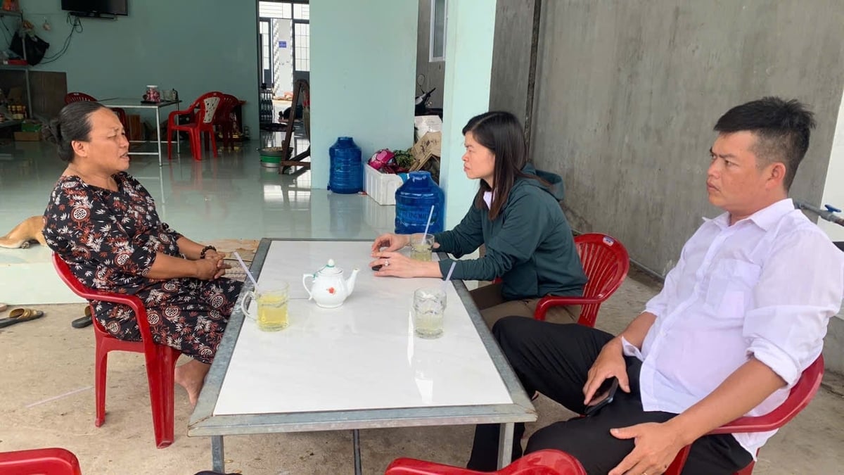 Người dân xã Định An, huyện Trà Cú, tỉnh Trà Vinh chia sẻ với cán bộ địa phương về cuộc sống tại khu tái định cư sau khi bị ảnh hưởng bởi sạt lở ven sông. Ảnh: Hồ Thảo. Người dân xã Định An, huyện Trà Cú, tỉnh Trà Vinh chia sẻ với cán bộ địa phương về cuộc sống tại khu tái định cư sau khi bị ảnh hưởng bởi sạt lở ven sông. Ảnh: Hồ Thảo.