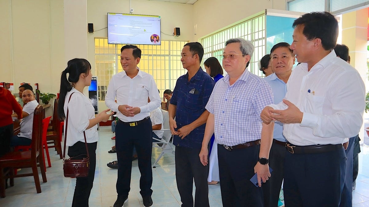 Ông Nguyễn Minh Bình (thứ 2 từ trái qua), Bí thư Đảng ủy phường Chơn Thành, 1 trong 40 tân Bí thư. Ảnh: HT. Ông Nguyễn Minh Bình (thứ 2 từ trái qua), Bí thư Đảng ủy phường Chơn Thành, 1 trong 40 tân Bí thư. Ảnh: HT.