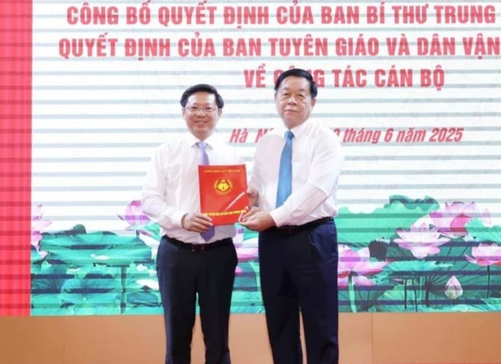 Ông Nguyễn Trọng Nghĩa, Ủy viên Bộ Chính trị, Bí thư Trung ương Đảng, Trưởng Ban Tuyên giáo và Dân vận Trung ương trao Quyết định của Ban Bí thư cho ông Trần Thanh Lâm. Ảnh: TTXVN. Ông Nguyễn Trọng Nghĩa, Ủy viên Bộ Chính trị, Bí thư Trung ương Đảng, Trưởng Ban Tuyên giáo và Dân vận Trung ương trao Quyết định của Ban Bí thư cho ông Trần Thanh Lâm. Ảnh: TTXVN.
