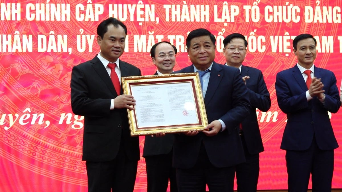 Tỉnh Thái Nguyên đón nhận các nghị quyết, quyết định của Trung ương và địa phương về sáp nhập đơn vị hành chính cấp tỉnh, cấp xã. Ảnh: Quang Linh. Tỉnh Thái Nguyên đón nhận các nghị quyết, quyết định của Trung ương và địa phương về sáp nhập đơn vị hành chính cấp tỉnh, cấp xã. Ảnh: Quang Linh.