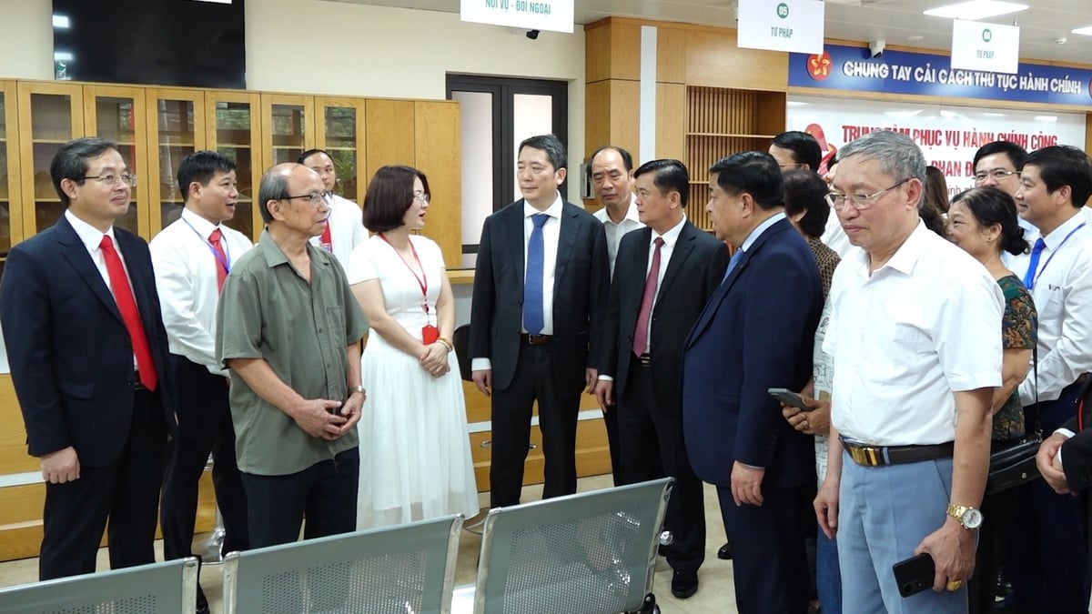 Đoàn công tác do Phó Thủ tướng Chính phủ Nguyễn Chí Dũng dẫn đầu đến thăm Trung tâm Phục vụ hành chính công phường Phan Đình Phùng (mới) của tỉnh Thái Nguyên. Ảnh: Quang Linh. Đoàn công tác do Phó Thủ tướng Chính phủ Nguyễn Chí Dũng dẫn đầu đến thăm Trung tâm Phục vụ hành chính công phường Phan Đình Phùng (mới) của tỉnh Thái Nguyên. Ảnh: Quang Linh.