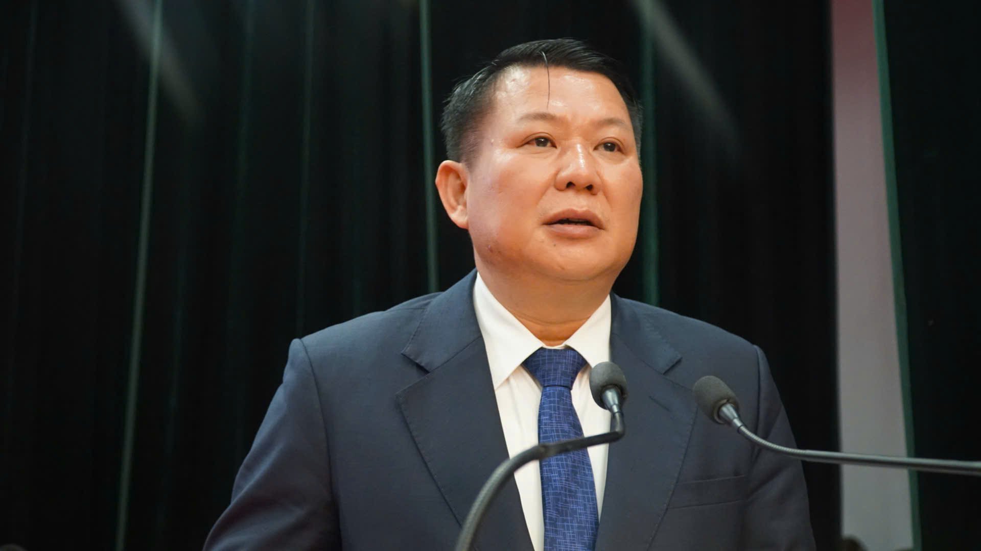 Ông Lò Minh Hùng, Phó Bí thư Thường trực Tỉnh ủy Sơn La công bố Nghị quyết về thành lập 75 xã, phường mới trên địa bàn tỉnh. Ảnh: Đức Bình. Ông Lò Minh Hùng, Phó Bí thư Thường trực Tỉnh ủy Sơn La công bố Nghị quyết về thành lập 75 xã, phường mới trên địa bàn tỉnh. Ảnh: Đức Bình.