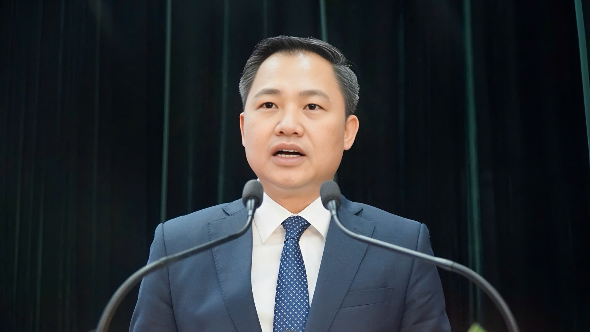 Ông Nguyễn Đình Việt, Chủ tịch UBND tỉnh Sơn La công bố các Nghị quyết chỉ định lãnh đạo HĐND, UBND các xã, phường mới. Ảnh: Đức Bình. Ông Nguyễn Đình Việt, Chủ tịch UBND tỉnh Sơn La công bố các Nghị quyết chỉ định lãnh đạo HĐND, UBND các xã, phường mới. Ảnh: Đức Bình.