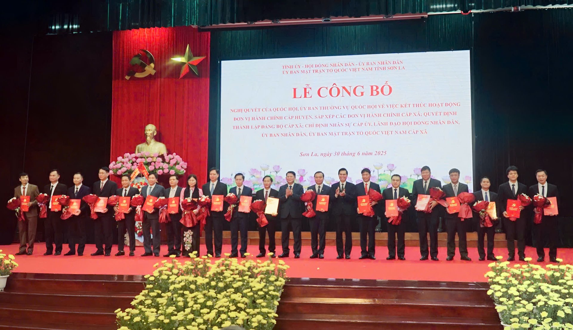 Ông Hoàng Quốc Khánh, Bí thư Tỉnh ủy Sơn La và ông Lò Minh Hùng, Phó Bí thư Thường trực Tỉnh ủy trao Quyết định và tặng hoa chúc mừng các đồng chí Bí thư Đảng ủy xã, phường mới. Ảnh: Đức Bình. Ông Hoàng Quốc Khánh, Bí thư Tỉnh ủy Sơn La và ông Lò Minh Hùng, Phó Bí thư Thường trực Tỉnh ủy trao Quyết định và tặng hoa chúc mừng các đồng chí Bí thư Đảng ủy xã, phường mới. Ảnh: Đức Bình.