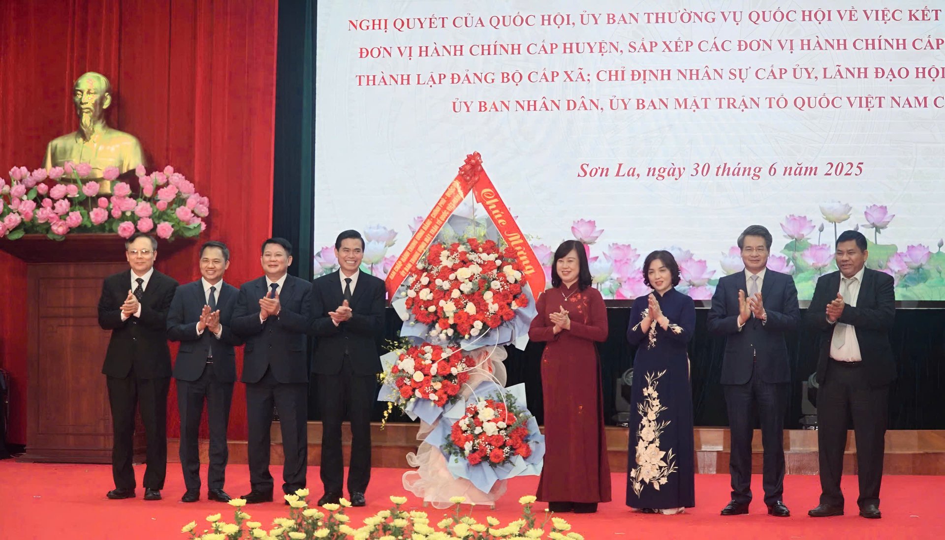 Bộ trưởng Bộ Y tế Đào Hồng Lan cùng đoàn công tác Trung ương tặng lẵng hoa chúc mừng tỉnh Sơn La. Ảnh: Đức Bình. Bộ trưởng Bộ Y tế Đào Hồng Lan cùng đoàn công tác Trung ương tặng lẵng hoa chúc mừng tỉnh Sơn La. Ảnh: Đức Bình.