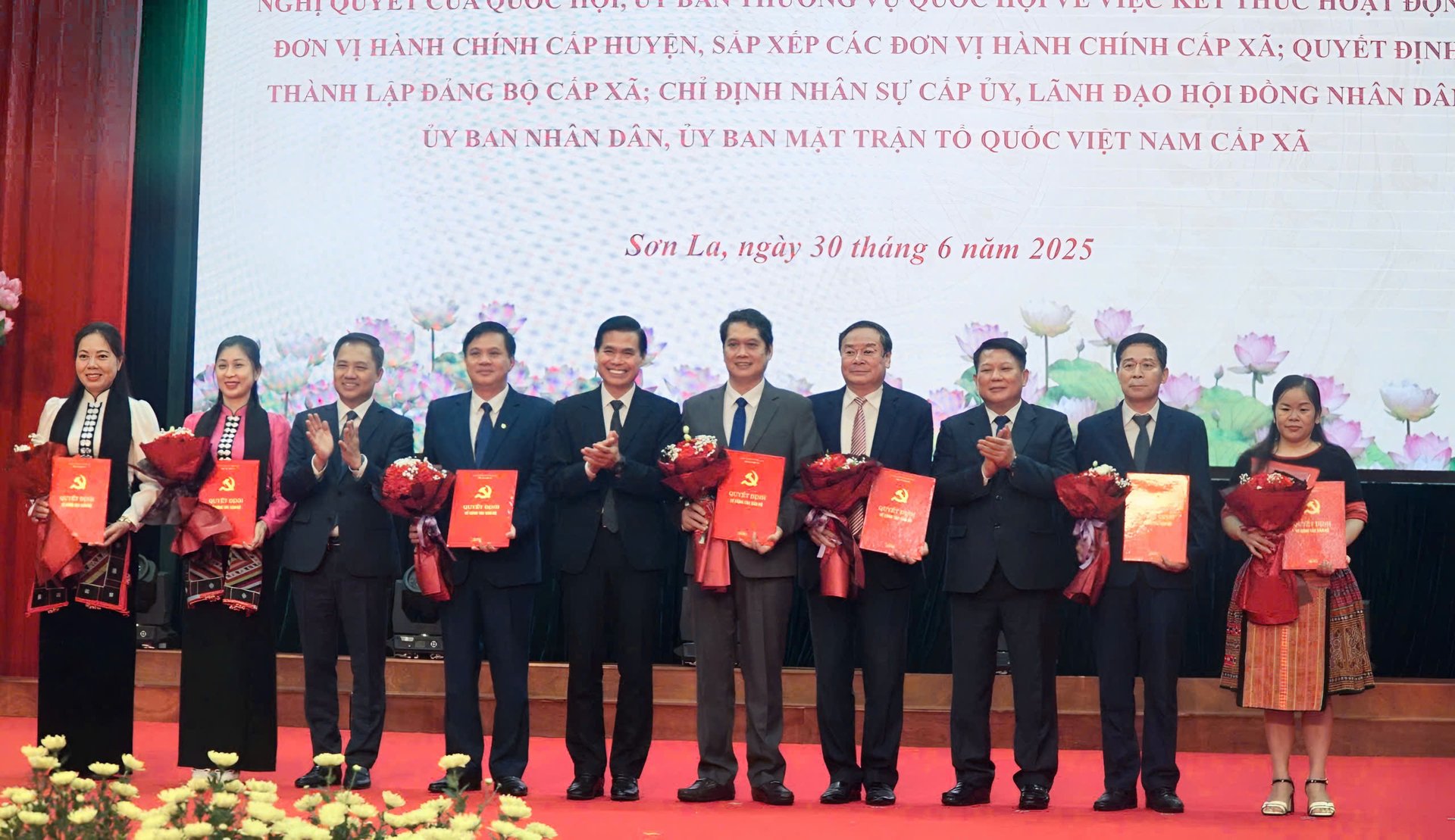 Các đồng chí lãnh đạo tỉnh Sơn La trao Quyết định và tặng hoa chúc mừng Tập thể Ban Thường trực Ủy ban Mặt trận Tổ quốc Việt Nam tỉnh. Ảnh: Đức Bình. Các đồng chí lãnh đạo tỉnh Sơn La trao Quyết định và tặng hoa chúc mừng Tập thể Ban Thường trực Ủy ban Mặt trận Tổ quốc Việt Nam tỉnh. Ảnh: Đức Bình.