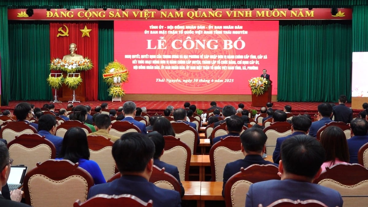 Lễ công bố các nghị quyết, quyết định của Trung ương và địa phương về sáp nhập đơn vị hành chính cấp tỉnh, cấp xã, kết thúc hoạt động đơn vị hành chính cấp huyện, thành lập tổ chức đảng, chỉ định cấp uỷ, HĐND, UBND, Ủy ban MTTQ Việt Nam tỉnh, xã, phường của tỉnh Thái Nguyên mới. Ảnh: Quang Linh. Lễ công bố các nghị quyết, quyết định của Trung ương và địa phương về sáp nhập đơn vị hành chính cấp tỉnh, cấp xã, kết thúc hoạt động đơn vị hành chính cấp huyện, thành lập tổ chức đảng, chỉ định cấp uỷ, HĐND, UBND, Ủy ban MTTQ Việt Nam tỉnh, xã, phường của tỉnh Thái Nguyên mới. Ảnh: Quang Linh.