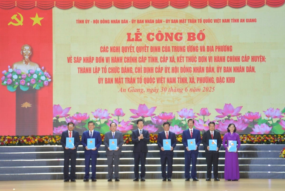 Phó Thủ tướng Chính phủ Mai Văn Chính trao Quyết định của Thủ tướng Chính phủ chỉ định ông Hồ Văn Mừng (thứ 4 bên phải), giữ chức vụ Chủ tịch Ủy ban nhân dân tỉnh An Giang nhiệm kỳ 2021 - 2026 và 6 Phó Chủ tịch. Ảnh: Trung Chánh. Phó Thủ tướng Chính phủ Mai Văn Chính trao Quyết định của Thủ tướng Chính phủ chỉ định ông Hồ Văn Mừng (thứ 4 bên phải), giữ chức vụ Chủ tịch Ủy ban nhân dân tỉnh An Giang nhiệm kỳ 2021 - 2026 và 6 Phó Chủ tịch. Ảnh: Trung Chánh.