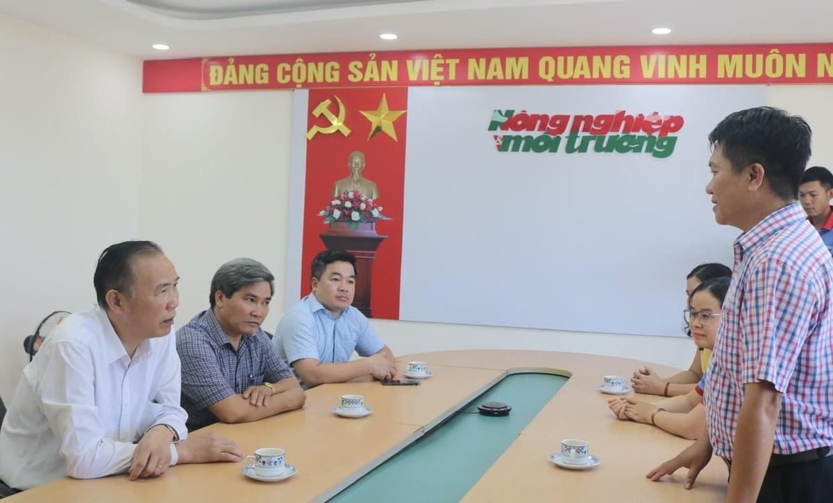 Ông Thiều Ngọc Khanh, Trưởng Văn phòng đại diện Báo Nông nghiệp và Môi trường khu vực Nam Trung bộ và Tây Nguyên báo cáo với Thứ trưởng Phùng Đức Tiến. Ảnh: KS. Ông Thiều Ngọc Khanh, Trưởng Văn phòng đại diện Báo Nông nghiệp và Môi trường khu vực Nam Trung bộ và Tây Nguyên báo cáo với Thứ trưởng Phùng Đức Tiến. Ảnh: KS.