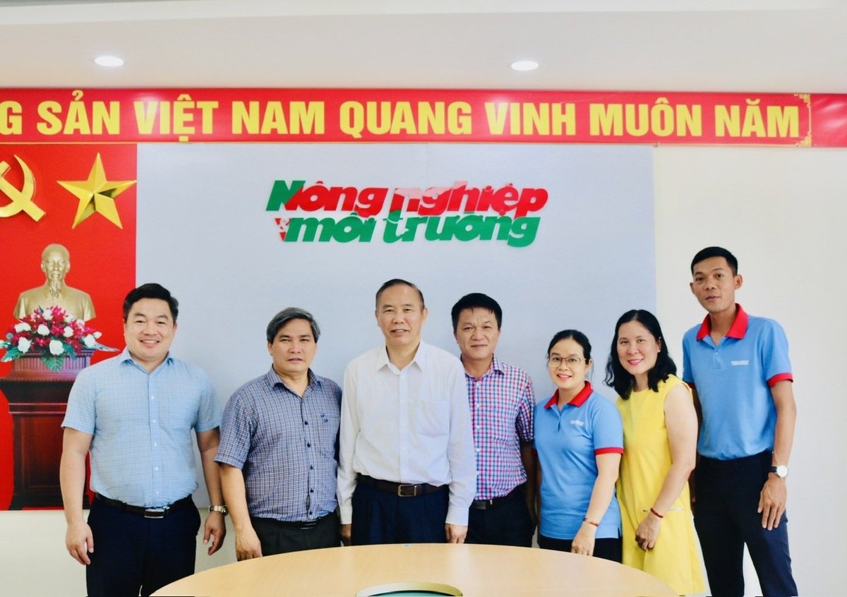 Thứ trưởng Phùng Đức Tiến chụp lưu niệm với tập thể cán bộ, phóng viên của Văn phòng. Ảnh: KS. Thứ trưởng Phùng Đức Tiến chụp lưu niệm với tập thể cán bộ, phóng viên của Văn phòng. Ảnh: KS.