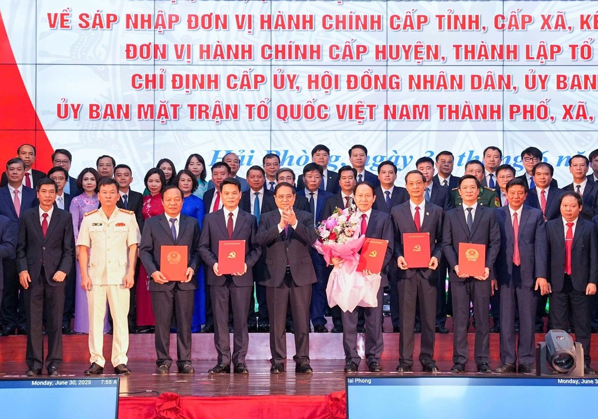 Thủ tướng Chính phủ Phạm Minh Chính trao quyết định cho Bí thư và các Phó Bí thư Thành ủy Hải Phòng (mới). Ảnh: Đàm Thanh. Thủ tướng Chính phủ Phạm Minh Chính trao quyết định cho Bí thư và các Phó Bí thư Thành ủy Hải Phòng (mới). Ảnh: Đàm Thanh.