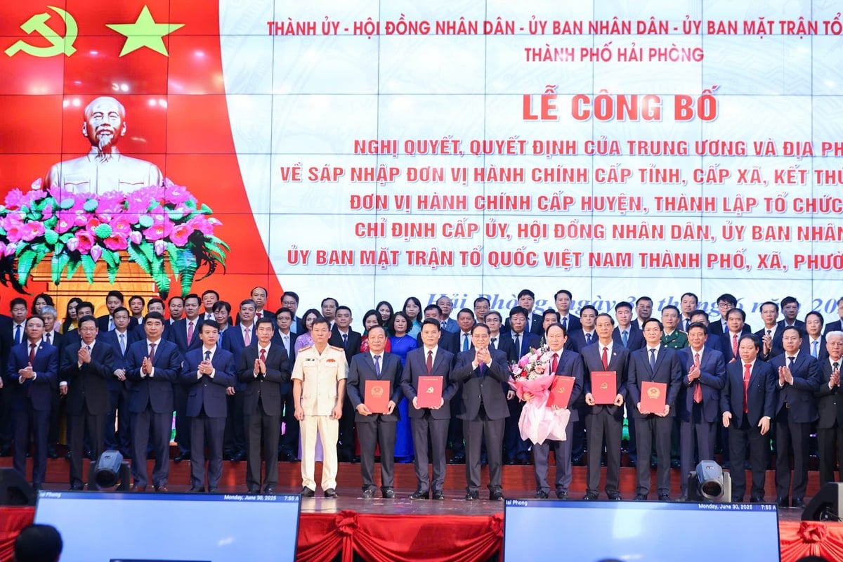 Thủ tướng Chính phủ Phạm Minh Chính chúc mừng và biểu dương những nỗ lực, thành tựu mà Đảng bộ, chính quyền và nhân dân hai địa phương đã đạt được. Ảnh: Đoàn Bắc. Thủ tướng Chính phủ Phạm Minh Chính chúc mừng và biểu dương những nỗ lực, thành tựu mà Đảng bộ, chính quyền và nhân dân hai địa phương đã đạt được. Ảnh: Đoàn Bắc.