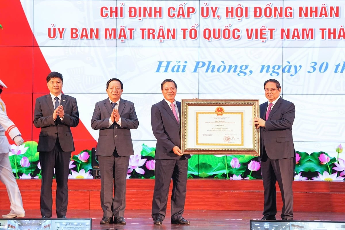 Thủ tướng Phạm Minh Chính trao Quyết định của Thủ tướng Chính phủ công nhận TP Hải Phòng hoàn thành nhiệm vụ xây dựng nông thôn mới năm 2024 cho ông Nguyễn Văn Tùng - Chủ tịch UBND TP Hải Phòng (cũ) và các đại diện lãnh đạo UBND TP Hải Phòng (cũ). Ảnh: Đinh Mười. Thủ tướng Phạm Minh Chính trao Quyết định của Thủ tướng Chính phủ công nhận TP Hải Phòng hoàn thành nhiệm vụ xây dựng nông thôn mới năm 2024 cho ông Nguyễn Văn Tùng - Chủ tịch UBND TP Hải Phòng (cũ) và các đại diện lãnh đạo UBND TP Hải Phòng (cũ). Ảnh: Đinh Mười.