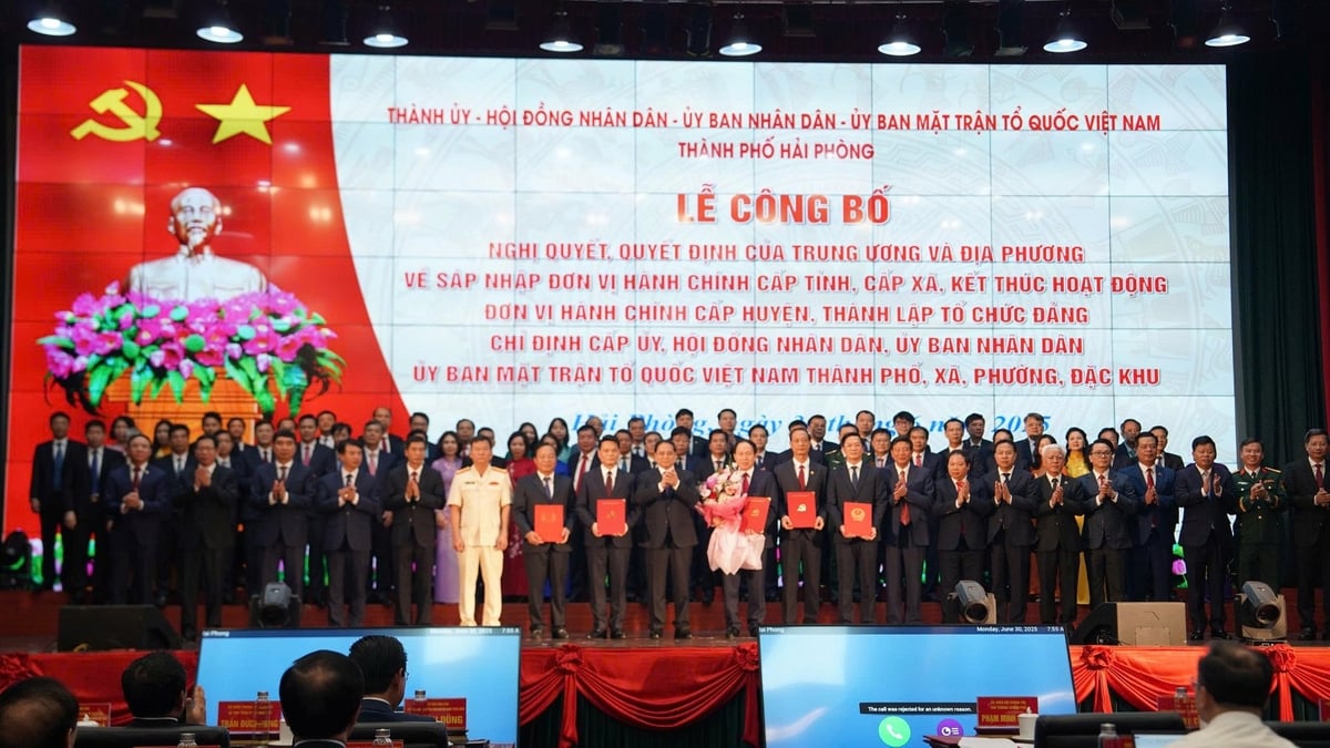 Thủ tướng Chính phủ trao quyết định và chúc mừng các lãnh đạo chủ chốt TP Hải Phòng mới. Ảnh: BTC. Thủ tướng Chính phủ trao quyết định và chúc mừng các lãnh đạo chủ chốt TP Hải Phòng mới. Ảnh: BTC.