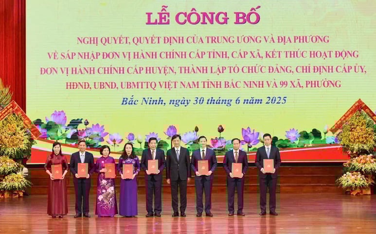 Chủ nhiệm Ủy ban Kiểm tra Trung ương Nguyễn Duy Ngọc trao quyết định cho lãnh đạo tỉnh Bắc Ninh. Ảnh: Phạm Minh. Chủ nhiệm Ủy ban Kiểm tra Trung ương Nguyễn Duy Ngọc trao quyết định cho lãnh đạo tỉnh Bắc Ninh. Ảnh: Phạm Minh.