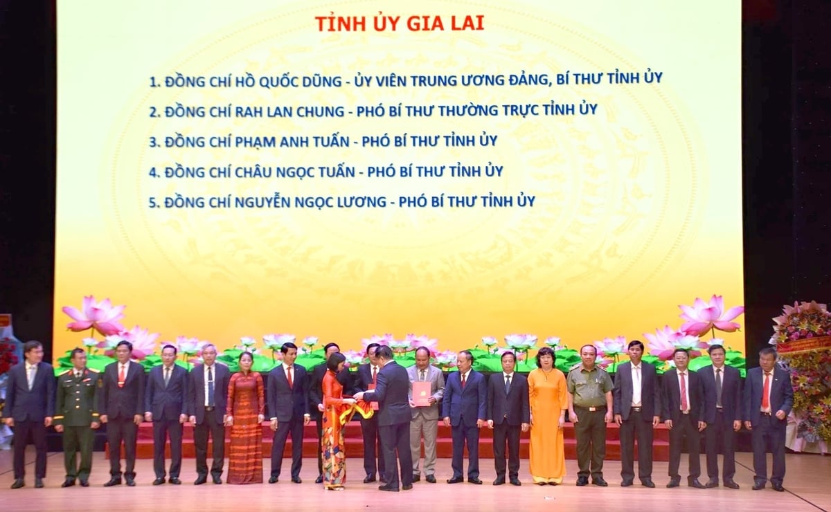 Ông Nguyễn Trọng Nghĩa, Trưởng Ban Tuyên giáo và Dân vận Trung ương, trao Quyết định của Bộ Chính trị về việc thành lập Đảng bộ tỉnh; Quyết định chỉ định Ban Chấp hành, Ban Thường vụ, Bí thư, Phó Bí thư Tỉnh ủy Gia Lai nhiệm kỳ 2020-2025. Ảnh: V.Đ.T. Ông Nguyễn Trọng Nghĩa, Trưởng Ban Tuyên giáo và Dân vận Trung ương, trao Quyết định của Bộ Chính trị về việc thành lập Đảng bộ tỉnh; Quyết định chỉ định Ban Chấp hành, Ban Thường vụ, Bí thư, Phó Bí thư Tỉnh ủy Gia Lai nhiệm kỳ 2020-2025. Ảnh: V.Đ.T.