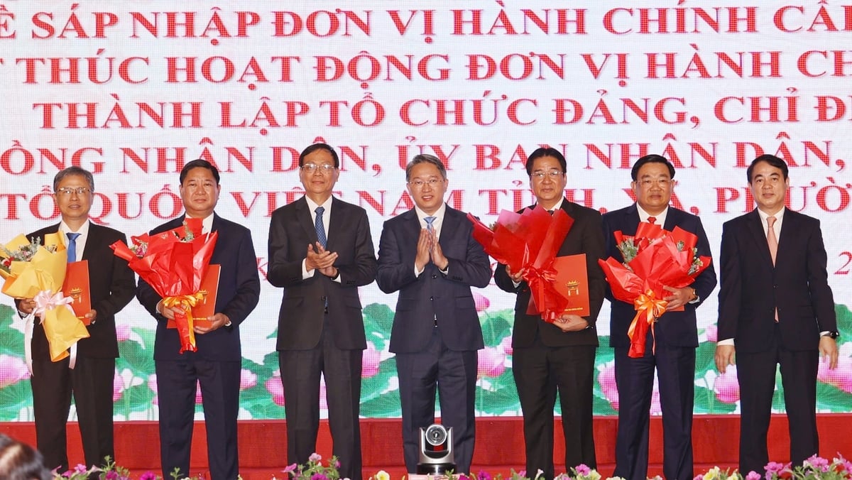 Bộ trưởng Bộ Tư pháp Nguyễn Hải Ninh cùng Bí thư Tỉnh ủy Khánh Hòa Nghiêm Xuân Thành, Bí thư Tỉnh ủy Ninh Thuận Nguyễn Đức Thanh trao quyết định, tặng hoa chúc mừng Chủ tịch UBND tỉnh Trần Quốc Nam và các lãnh đạo UBND tỉnh Khánh Hòa (mới). Ảnh: BD. Bộ trưởng Bộ Tư pháp Nguyễn Hải Ninh cùng Bí thư Tỉnh ủy Khánh Hòa Nghiêm Xuân Thành, Bí thư Tỉnh ủy Ninh Thuận Nguyễn Đức Thanh trao quyết định, tặng hoa chúc mừng Chủ tịch UBND tỉnh Trần Quốc Nam và các lãnh đạo UBND tỉnh Khánh Hòa (mới). Ảnh: BD.