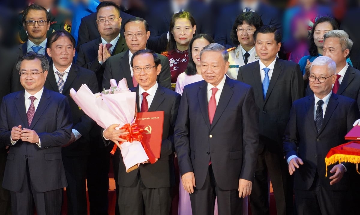 Tổng Bí thư Tô Lâm trao quyết định cho ông Nguyễn Văn Nên, Ủy viên Bộ Chính trị, Bí thư Thành ủy TP.HCM cũ giữ chức Bí thư Thành ủy TP.HCM mới, nhiệm kỳ 2020-2025. Ảnh: Nguyễn Thủy. Tổng Bí thư Tô Lâm trao quyết định cho ông Nguyễn Văn Nên, Ủy viên Bộ Chính trị, Bí thư Thành ủy TP.HCM cũ giữ chức Bí thư Thành ủy TP.HCM mới, nhiệm kỳ 2020-2025. Ảnh: Nguyễn Thủy.