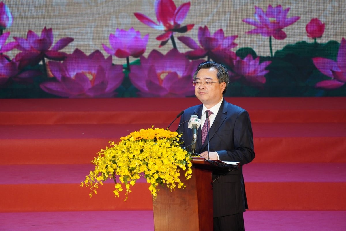 Phó Bí thư Thường trực Thành ủy TP.HCM Nguyễn Thanh Nghị công bố quyết định 168 Bí thư Đảng ủy phường, xã, đặc khu của TP.HCM mới. Ảnh: Nguyễn Thủy. Phó Bí thư Thường trực Thành ủy TP.HCM Nguyễn Thanh Nghị công bố quyết định 168 Bí thư Đảng ủy phường, xã, đặc khu của TP.HCM mới. Ảnh: Nguyễn Thủy.