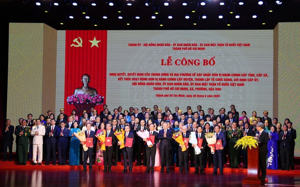 Tổng Bí thư Tô Lâm trao quyết định của Trung ương về việc thành lập TP.HCM, Đảng bộ TP.HCM mới sau khi sáp nhập ba địa phương: TP.HCM, Bà Rịa - Vũng Tàu, Bình Dương. Ảnh: Nguyễn Thủy. Tổng Bí thư Tô Lâm trao quyết định của Trung ương về việc thành lập TP.HCM, Đảng bộ TP.HCM mới sau khi sáp nhập ba địa phương: TP.HCM, Bà Rịa - Vũng Tàu, Bình Dương. Ảnh: Nguyễn Thủy.