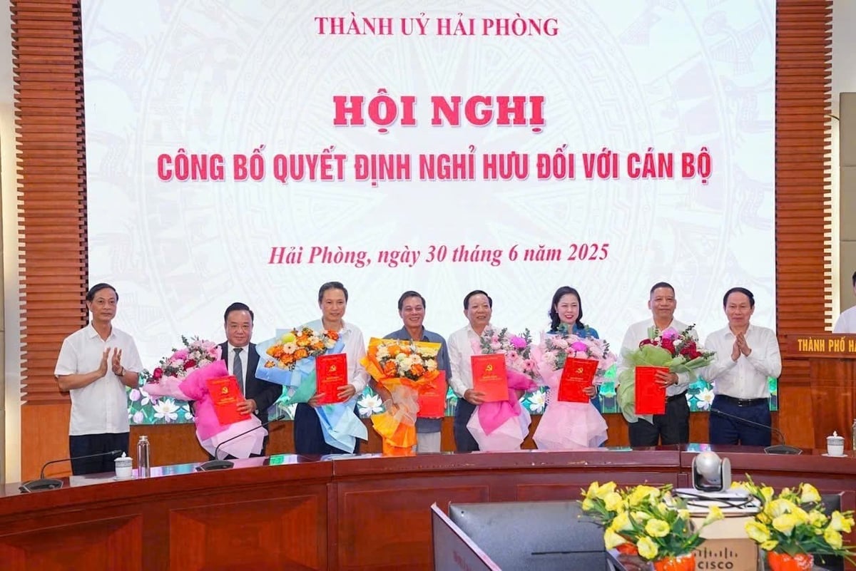 Lãnh đạo Thành ủy Hải Phòng trao quyết định và tặng hoa cho các đồng chí được nghỉ hưu theo chế độ. Ảnh: Đàm Thanh. Lãnh đạo Thành ủy Hải Phòng trao quyết định và tặng hoa cho các đồng chí được nghỉ hưu theo chế độ. Ảnh: Đàm Thanh.